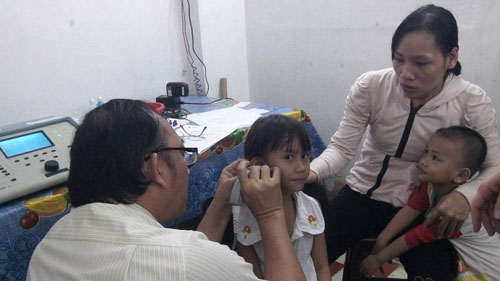 a child getting a hearing screening